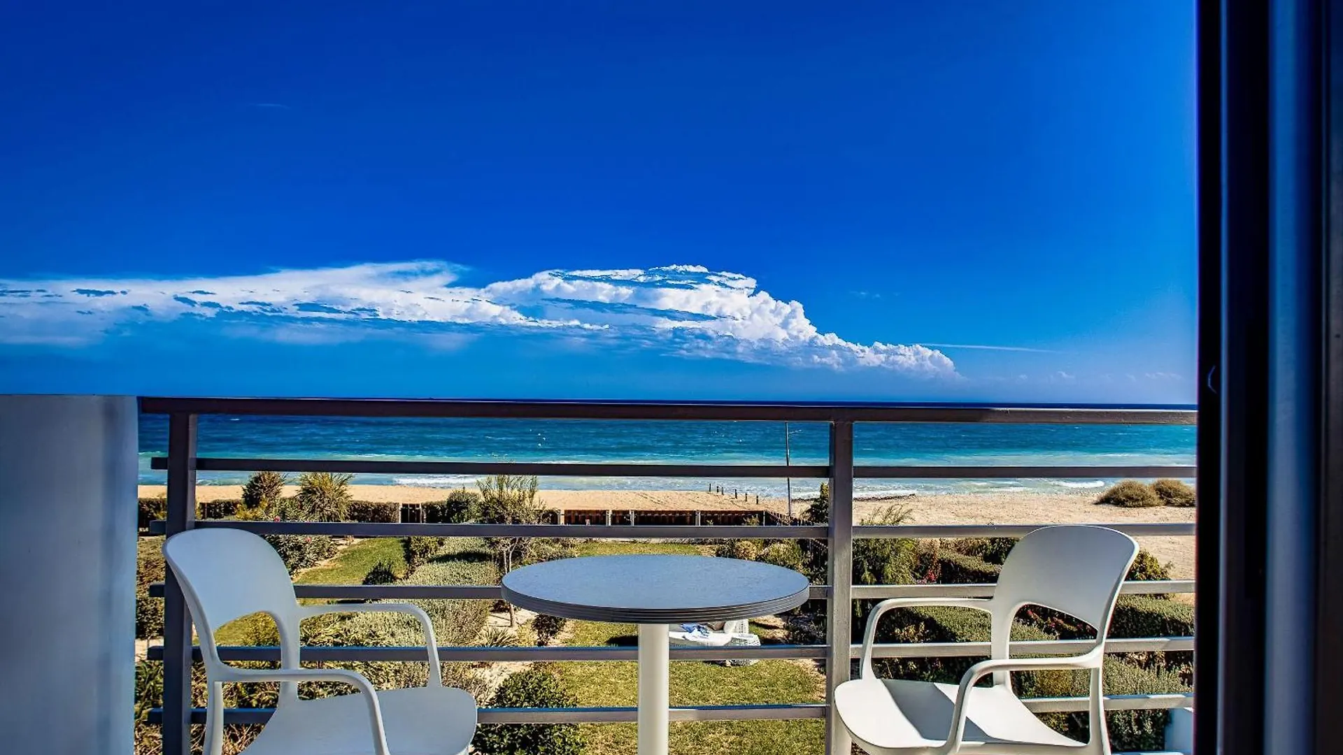 Luxury Beachfront Villa With Private Pool, Yoga & Sea Adventures Larnaca
